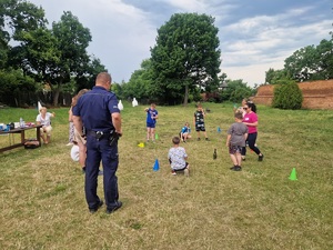 policjant obserwuje zabawę dzieci