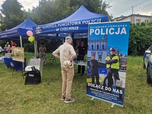 mężczyzna stoi przy policyjnym namiocie