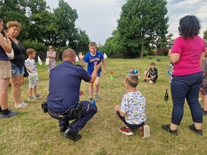policjant przybija piątkę chłopcu