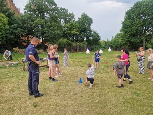 policjant obserwuje zabawę dzieci