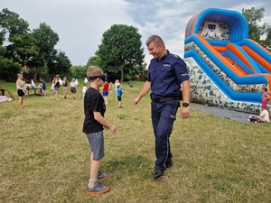 policjant stoi obok chłopca