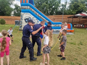 policjanci przybijają piątki z dziećmi