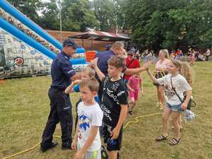 policjanci z dziećmi przybijają piątki