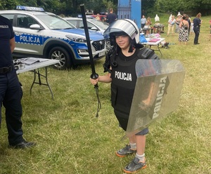 chłopiec ubrany w policyjny sprzęt