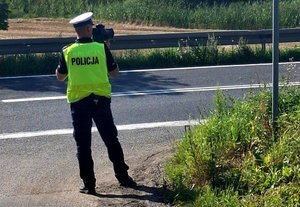 Policjanci podczas działań na drodze