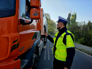 Policjant bada trzeźwość kierowcy