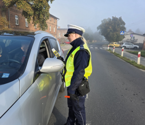 Policjantka z alkomatem