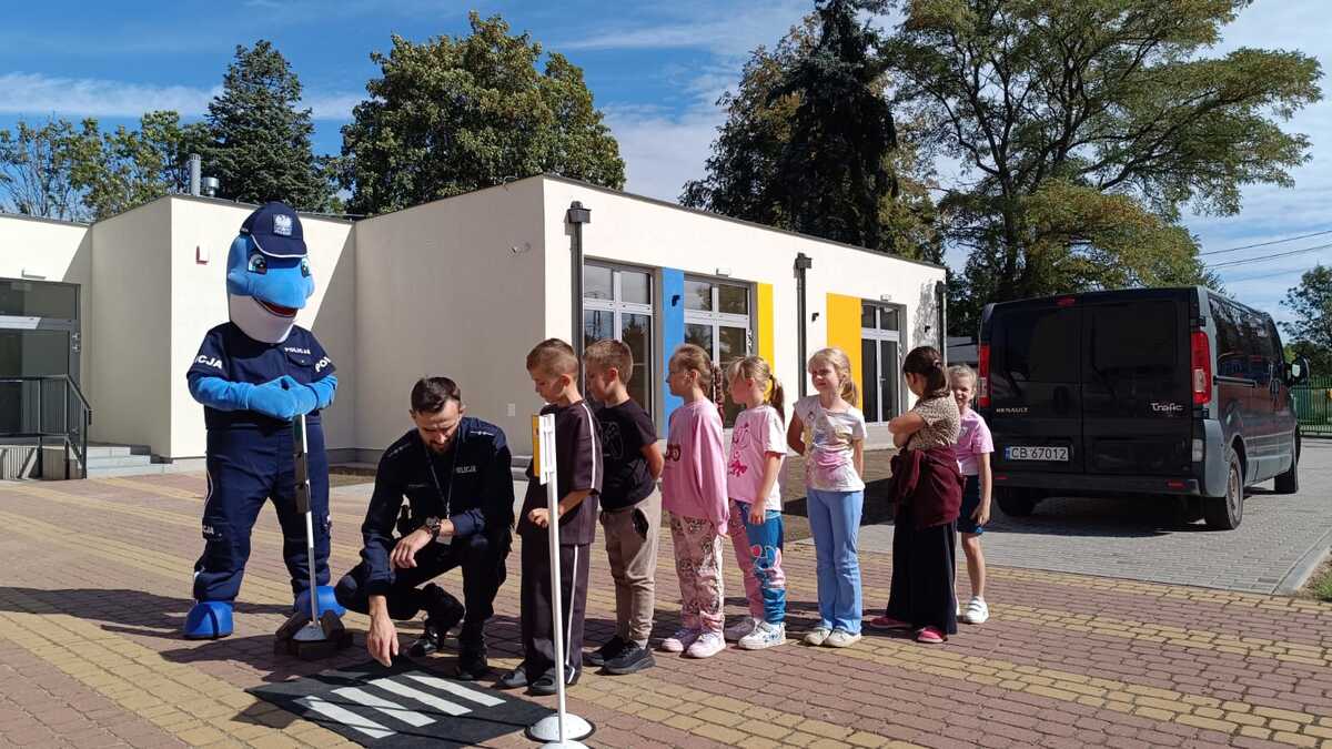 Policjanci z Chełmna uczą uczniów z Papowa Biskupiego i Zegartowic bezpiecznej drogi do szkoły